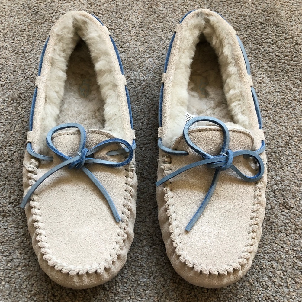 Uggs / white slippers